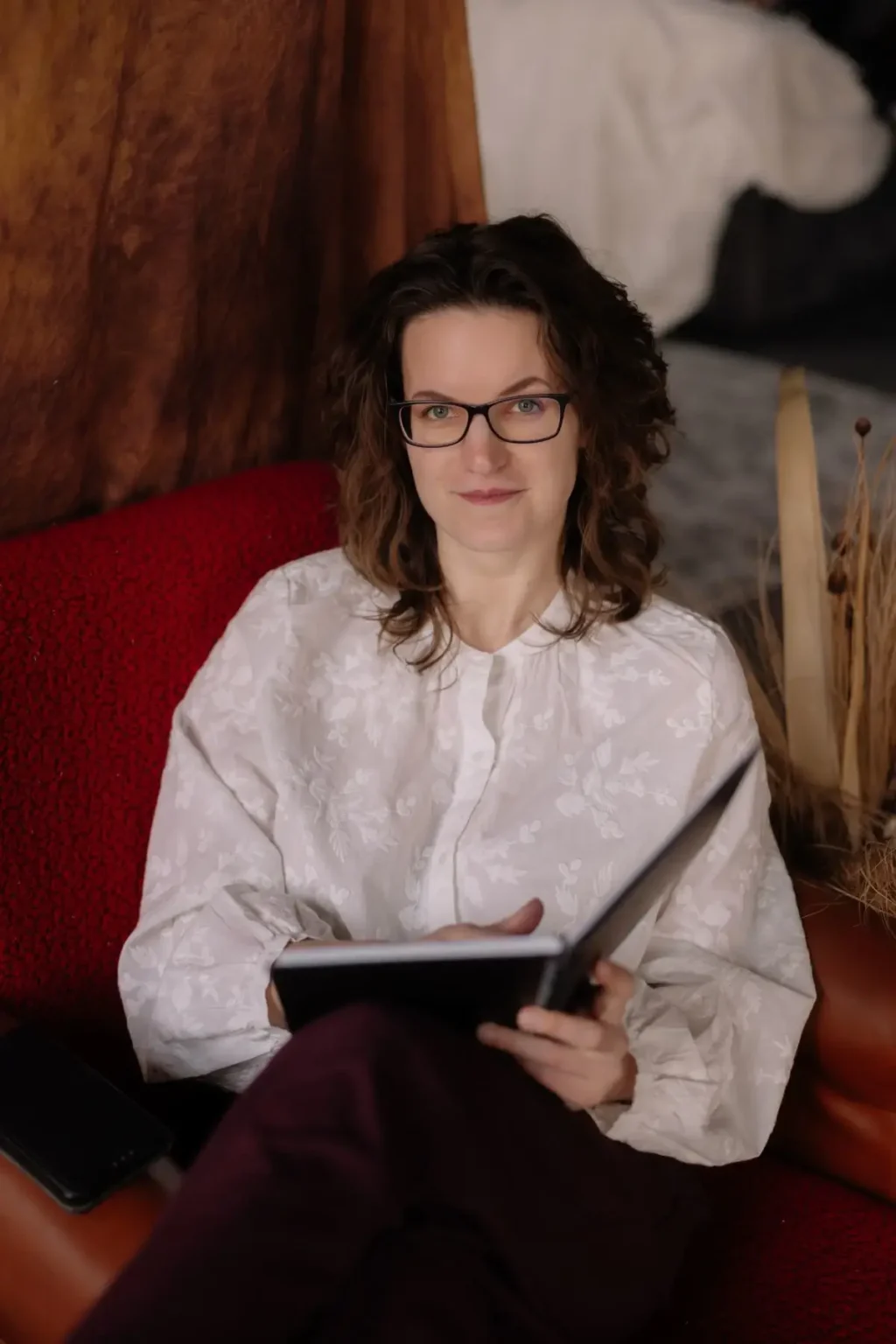 Aneta Różycka z notatnikiem w ręce