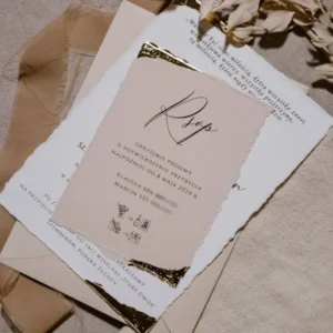 Zaproszenie ślubne w kolorach jasnych, biszkoptowych, ze złoceniami w rogach