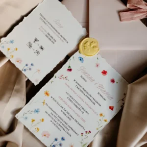 Zaproszenie ślubne z rwanego papieru z motywem kwiatów