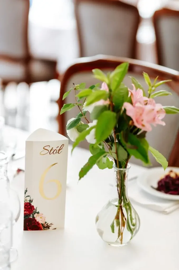 Stół weselny z papeterią, numerkami na stołach