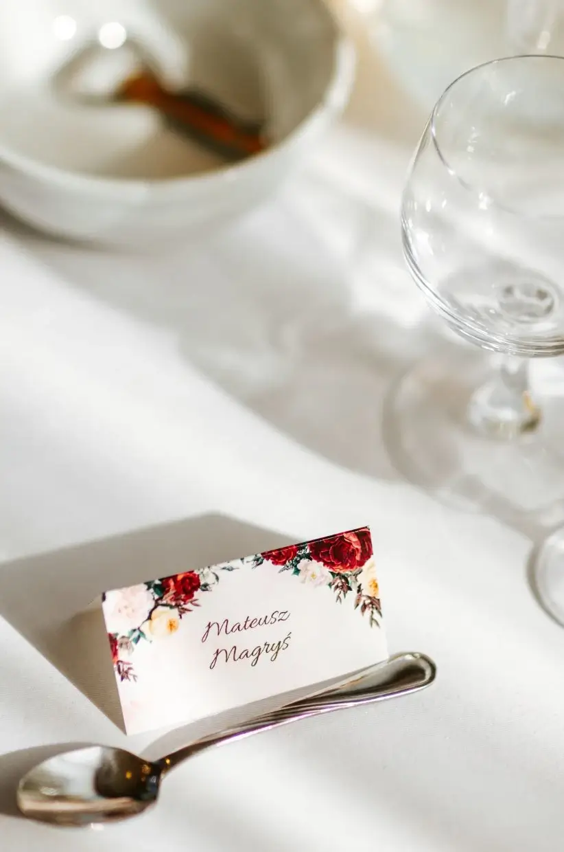 Winietka na stole weselnym w motywie kwiatów