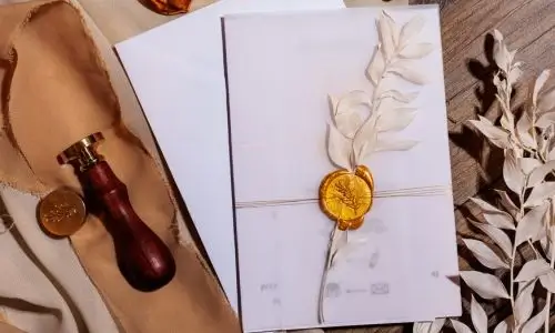 Zaproszenie ze złotym lakiem i suszonym ruskusem