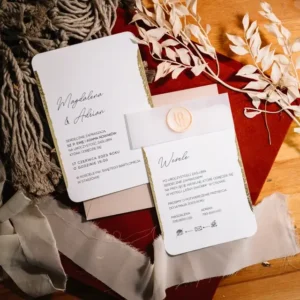 Zaproszenie o nazwie softy, czyli delikatne, jasne, z lekkimi złoceniami po bokach