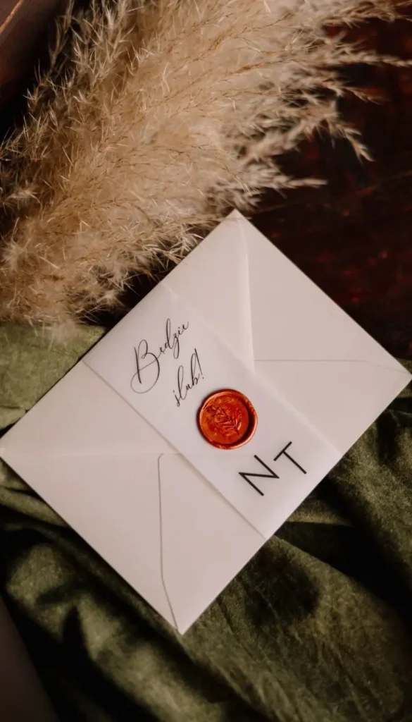 Koperta z czerwonym lakiem