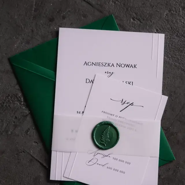 Koperta w kolorze butelkowej zielni oraz zaproszenie ślubne z tłoczeniem