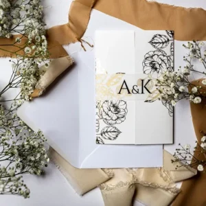 eleganckie złocone zaproszenia ślubne z różami