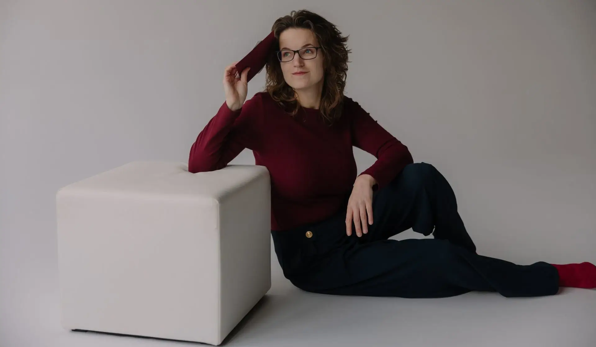 Aneta Różycka zamyślona, trzymająca w ręce swoje zaproszenie