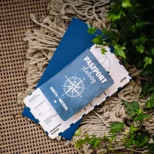 paszport ślubny, bilet na samolot, zaproszenia ślubne w motywach podróżniczych