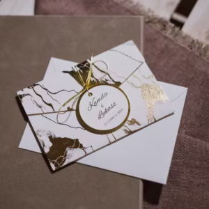 Zaproszenie ślubne wraz z kopertą obwiązaną sznurkiem ze złotym marmurem