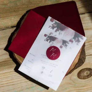 eleganckie zaproszenia z kalką burgundowe i kremowe kwiaty