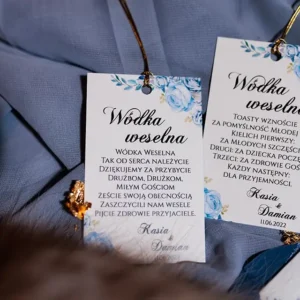 zawieszki na alkohol weselny, zawieszki na wódkę, wzór w błękitne kwiaty
