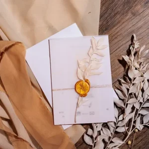 Zaproszenie z bielonym ruskusem, kalką i złotą pieczęcią