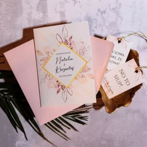Zaproszenie ślubne z elementami złota i różowymi kwiatami
