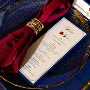 Eleganckie, stylowe menu weselne z bordową różą. Idealne na eleganckie przyjęcie weselne