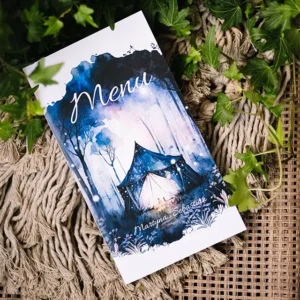 menu na wesele w kolorach granatu, namiot w lesie i świetliki