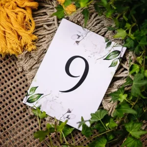 numer stołu na wesele, wzór z białą eustomą