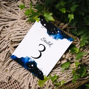 granatowe numerki na stoły ze świetlikami