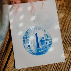 numery stołów z kulą disco, numerki na stół weselne, numeracja stołów