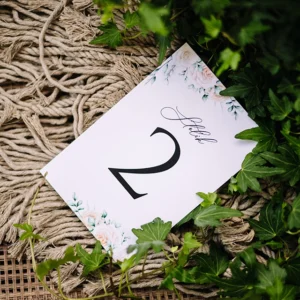 numerki na stoły weselne, wzór z herbacianymi różami