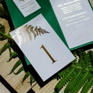 złote numerki na stoły z paprociami, papeteria na leśne wesele