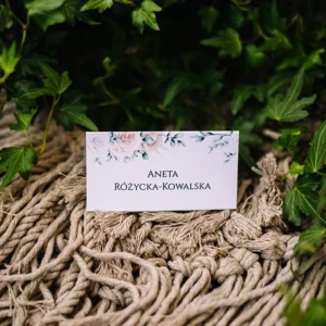 winietka na stół weselny w motywie herbacianych róż