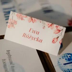 winietki na stół weselny, winietki dla gości, wzór w różowe kwiatki. Model do zaproszeń tematycznych Mamma Mia