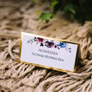 winietka na stół weselny z bordowymi i granatowymi kwiatami oraz złotą ramką