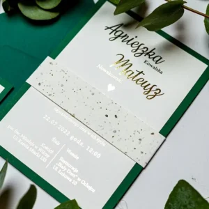 zaproszenia w kolorach zieleni i złota, złocone napisy, owijka z papieru z nasionami kwiatów