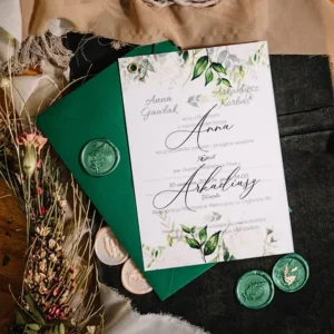 kwiatowe zaproszenia ślubne z kalką i białymi kwiatami