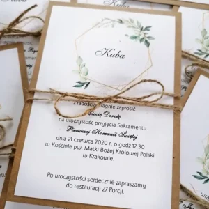 jednokartkowe zaproszenie na komunię świętą, z ramką z papieru kraftowego, przewiązane jutowym sznureczkiem