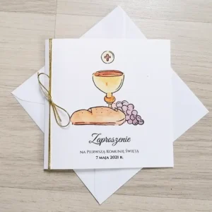 kwadratowe zaproszenie komunijne z kielichem na przodzie oraz winogronami i chlebem. Zaproszenie ze złotym sznurkiem