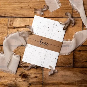 piękna zaproszenia ślubne z ekspresową realizacją, wykonane z papieru z domieszką nasion kwiatów, zaproszenie które można posadzić w ziemi i czekać na łąkę