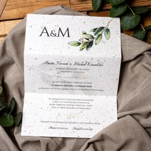 eleganckie i minimalistyczne zaproszenie ślubne z wzorem liści ruskusa, wykonane z papieru czerpanego z nasionami kwiatów, Kraków i okolice