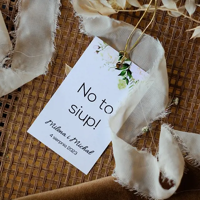 zawieszka na wódkę weselną z kwiatowym wzorem