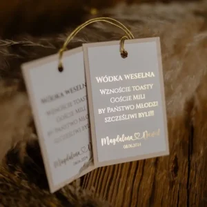 beżowe zawieszki na alkohol, złote napisy, szybka realizacja