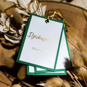 zawieszki na alkohol weselny z zieloną ramką i złotymi napisami, szybka realizacja na terenie całej Polski
