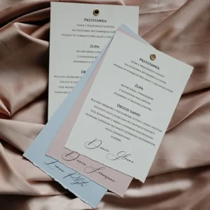wyjątkowe menu na stół weselny w pastelowych kolorach