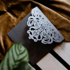 piękny metaliczny voucher prezentowy, idealny do salonu beauty