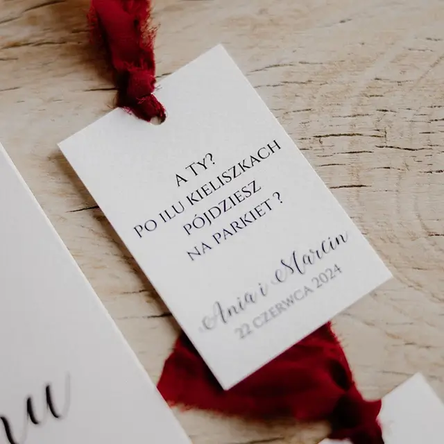 zawieszka na alkohol z wstążką z szyfonu aurora burgund