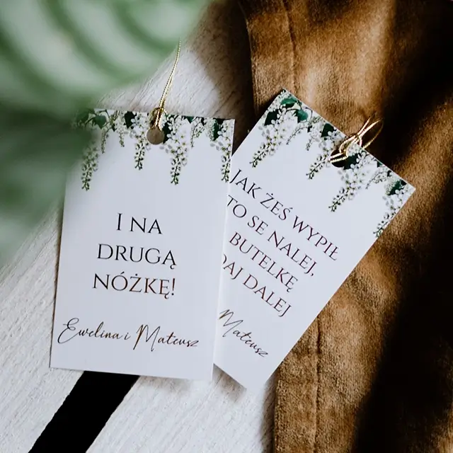 zawieszki na alkohol weselny z kwiatami i złoconymi napisami