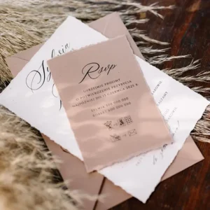 eleganckie migdałowe zaproszenia ślubne, rwany papier