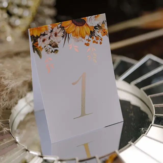 numerki na stoły ze złoceniem i słonecznikami