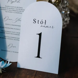 Numer stołu na błękitnym papierze