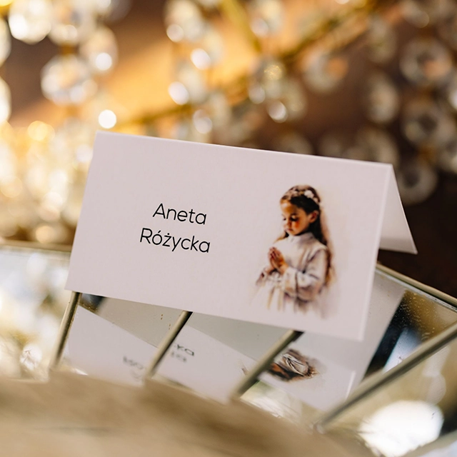 Winietka na komunię świętą z ilustracją modlącej się dziewczynki